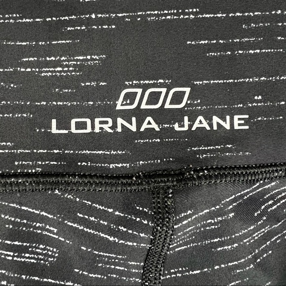LORNA JANE Black and White Capri Leggings - Picture 4 of 5